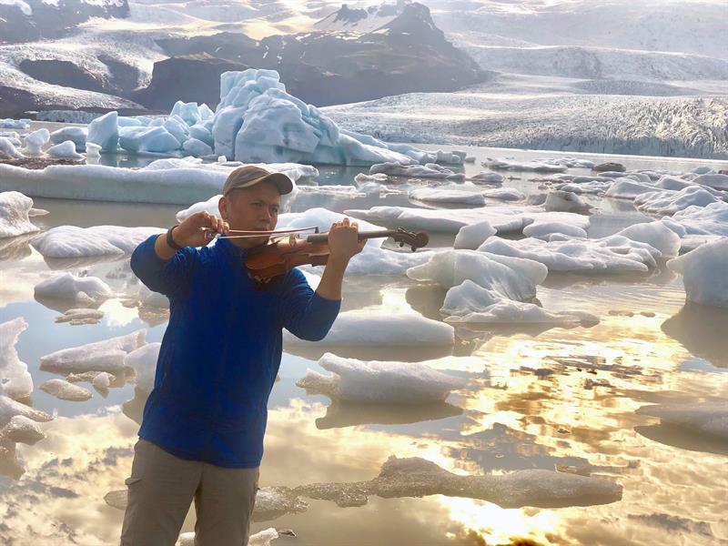 Master Players Director Xiang Gao performs violin 